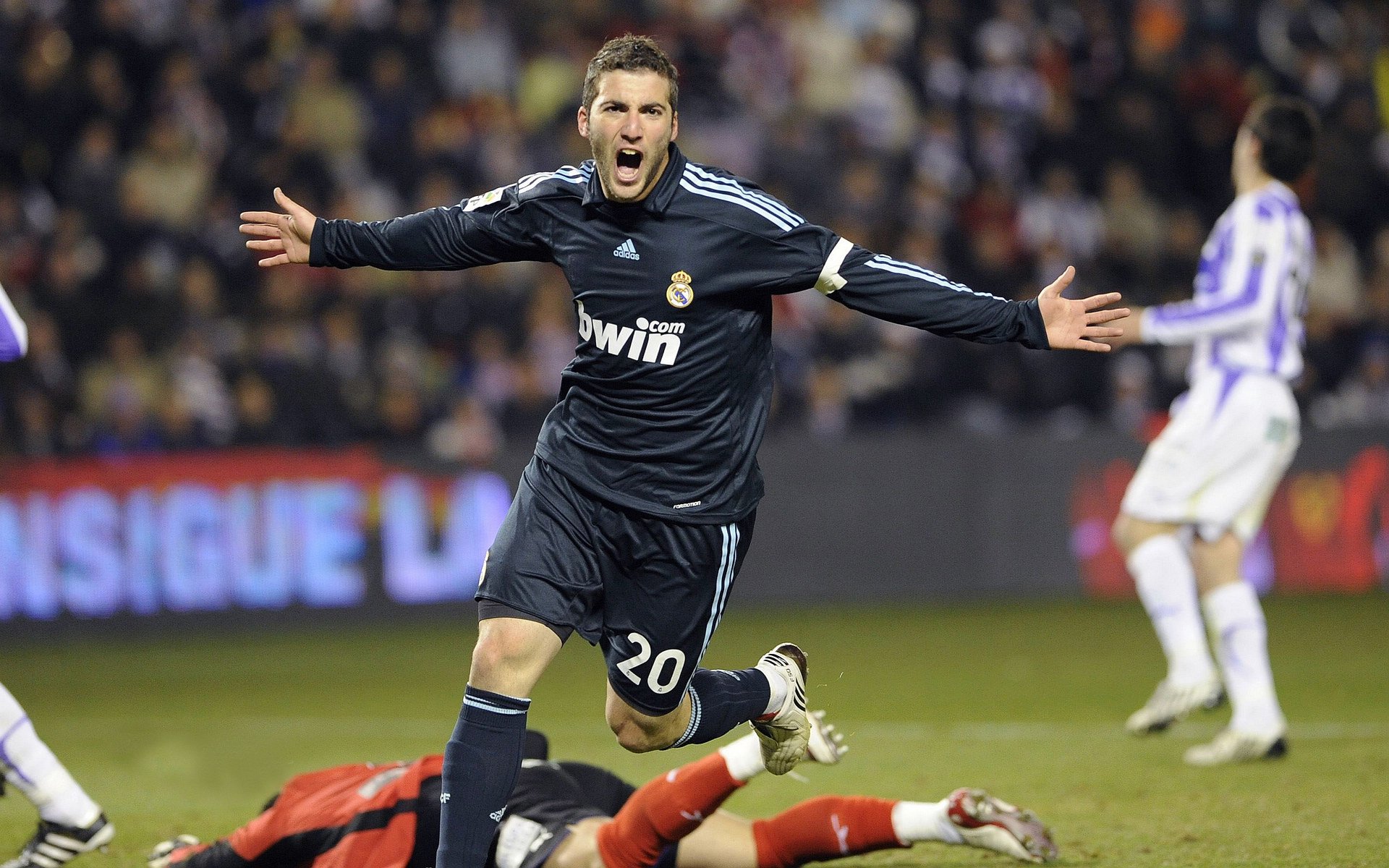 斯图加特双前锋制造连续冲击机会,斯图加特21